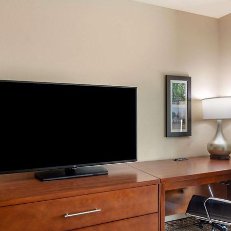 Comfort Inn & Suites シャーロッツビル エクステリア 写真