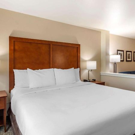 Comfort Inn & Suites シャーロッツビル エクステリア 写真
